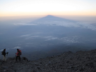 Sonnenaufgang - Der Ararat wirft seinen Schatten ins Land Foto: privat